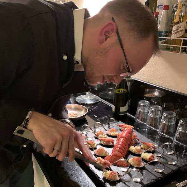 chefmock mietkoch beim anrichten