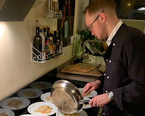 chefmock mietkoch marco beim vorbereiten